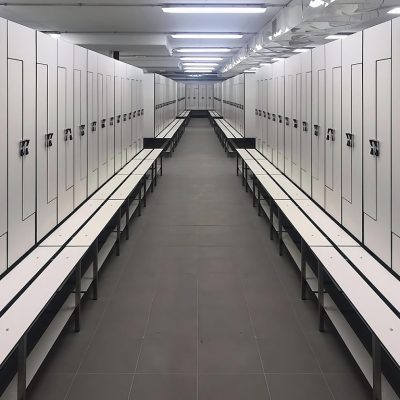 Vestiário em fenólico com portas em L e banco apoio